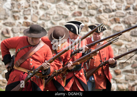 Soldati flintlock caricamento moschetti nella rievocazione francese & Indiana Rivoluzione Americana guerra rivoluzionaria di indipendenza Foto Stock