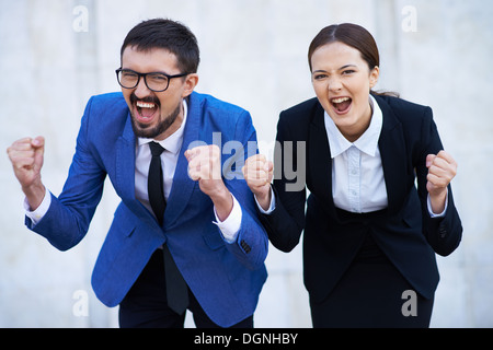 Imprenditore e il suo collega che mostra la loro gioia Foto Stock
