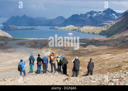 Gli escursionisti di Shackleton a piedi, vista di Shackleton Valley e Stromness Stazione Baleniera, MS Expedition, expedition cruise Foto Stock