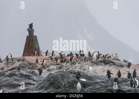 Busto e Monumento a Luis Pardo Villalón, capitano del piroscafo Yelcho, circondato da pinguini Chinstrap (Pygoscelis Foto Stock