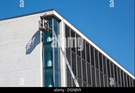 Workman lavorando sulla facciata di un complesso di uffici in il Regierungsviertel distretto governativo di Berlino Foto Stock