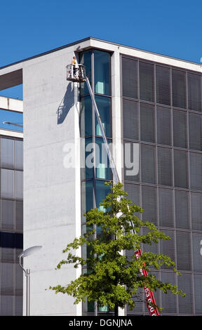 Workman lavorando sulla facciata di un complesso di uffici in il Regierungsviertel distretto governativo di Berlino Foto Stock