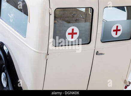 Una storica ambulanza, vista posteriore, Berlino Foto Stock