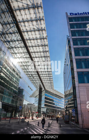 Facciate in vetro nella Neues Kranzler Eck sul Kurfuerstendamm avenue, Città ad ovest di Berlino, Germania Foto Stock