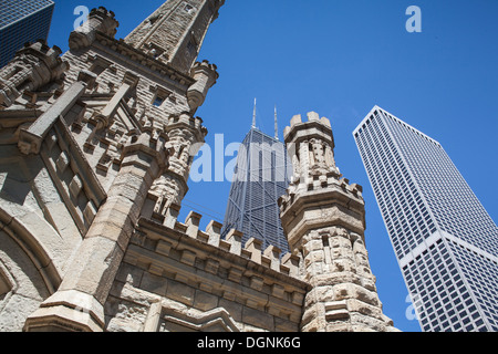 CHICAGO - 7 giugno: John Hancock Center il 7 giugno 2013 a Chicago.Chicago il terzo edificio più alto ha un elegante Magnificent Mile annuncio Foto Stock