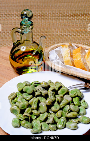 Tapas - fave in olio di oliva con pane, Andalusia, Spagna, Europa occidentale. Foto Stock