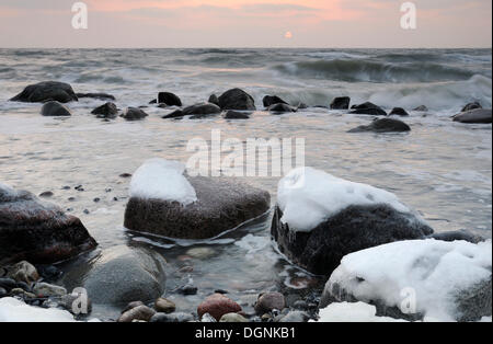 Rocce ghiacciate sulla costa del Mar Baltico, Jasmund National Park, Ruegen Isola, Meclemburgo-Pomerania Occidentale Foto Stock