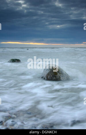 Davanti a pioggia sulla costa occidentale di Ruegen, Meclemburgo-Pomerania Occidentale Foto Stock