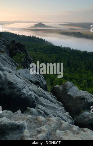 Vista della valle dell'Elba dal Schrammsteine formazioni rocciose, Saechsische Schweiz, Svizzera Sassone, Elba montagne di arenaria Foto Stock