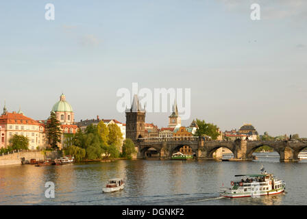 Vista sul Fiume Vltava sul Ponte Carlo, centro storico, Patrimonio Mondiale dell Unesco, Praga, Repubblica Ceca, Europa Foto Stock