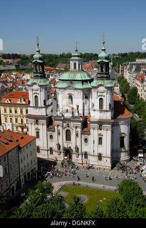 La Chiesa di San Nicola in Piazza della Città Vecchia, Staromestske namesti, Praga, Repubblica Ceca, Europa Foto Stock