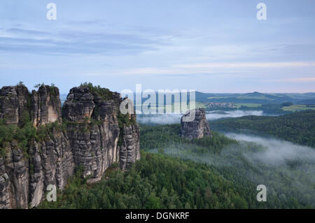 Vista da rocce Schrammsteine, punto di vista, con nebbia di mattina, Svizzera Sassone, Elba montagne di arenaria, Sassonia Foto Stock