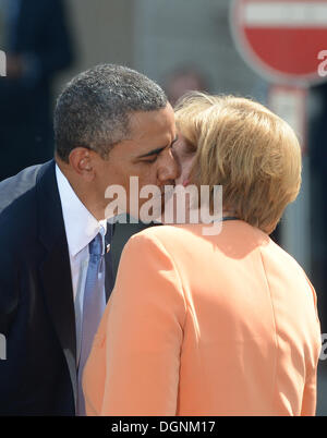 Il Presidente Usa Barack Obama (L) abbraccia il Cancelliere tedesco Angela Merkel (CDU) nella parte anteriore della porta di Brandeburgo a Pariser Platz a Berlino, Germania, 19 giugno 2013. Foto: Marcus Brandt/dpa +++(c) dpa - Bildfunk+++ Foto Stock