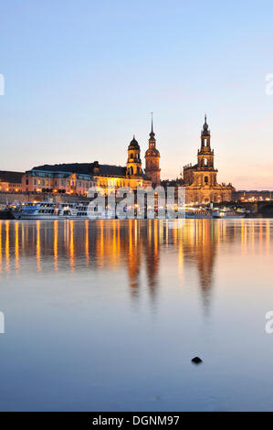 Vista sul Fiume Elba verso il centro storico di Dresda in serata, Sassonia Foto Stock
