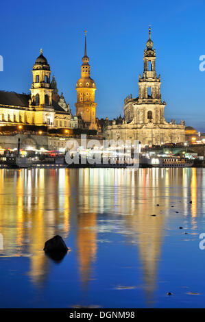 Vista sul Fiume Elba verso il centro storico di Dresda in serata, Sassonia Foto Stock