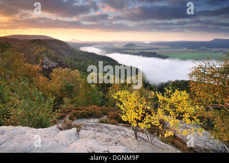 Vista da rocce Schrammsteine sulla valle dell'Elba verso Zirkelstein e Kaiserkrone in autunno a sunrise Foto Stock