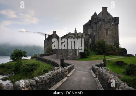 Eilean Donan Castle nella nebbia dopo la pioggia, Dornie, Highlands, Scotland, Regno Unito Foto Stock