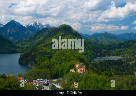 Vista dal castello di Neuschwanstein oltre Hohenschwangau con lago Alpsee, Fuessen, Allgaeu, Bavaria Foto Stock