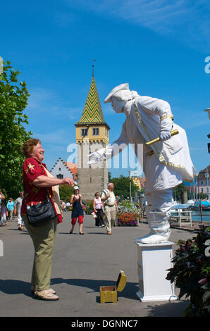 Street performer, statua vivente davanti alla torre Mangturm presso il porto, Lindau, Lago di Costanza, Bavaria Foto Stock