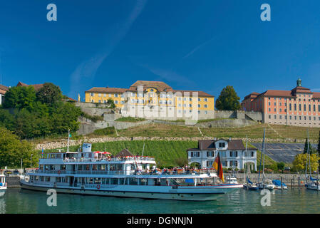 Nave da crociera nel porto di fronte i vigneti della cantina di stato, Meersburg, Lago di Costanza, Baden-Wuerttemberg Foto Stock