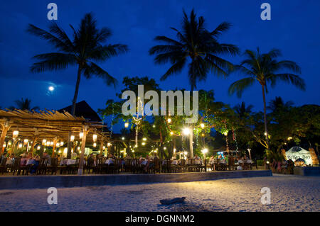 Ristorante sulla spiaggia su Ray Leh West Beach, Krabi, Thailandia, Asia Foto Stock