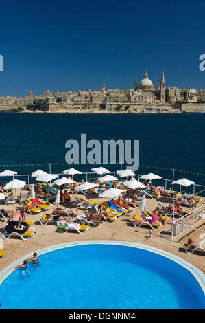 Vista dalla piscina di un hotel a Sliema verso La Valletta, Malta, Europa Foto Stock