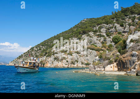 Le rovine di una città sommersa su Kekova island, Lycia, costa meridionale della Turchia, Asia Occidentale Foto Stock