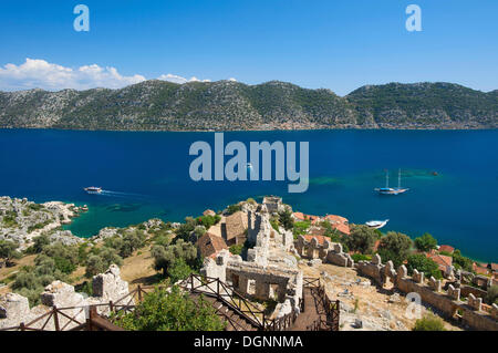 Vista dalla fortezza Kale, Simena su Kekova island, Lycia, costa meridionale della Turchia, Asia Occidentale Foto Stock