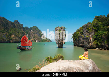 Junk nella Baia di Phang Nga, Isola di James Bond, Phuket, Thailandia, Asia Foto Stock