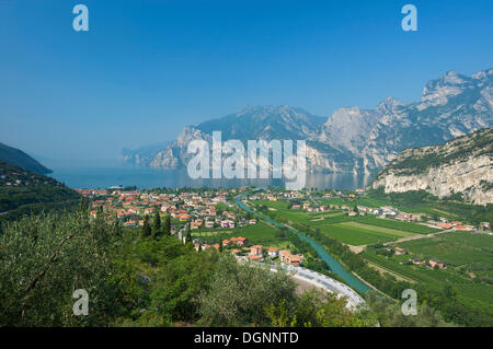 Vista di Torbole sul lago di Garda, Trentino, Italia, Europa Foto Stock