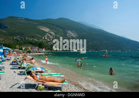 Surf Beach a Torbole sul lago di Garda, Trentino, Italia, Europa Foto Stock