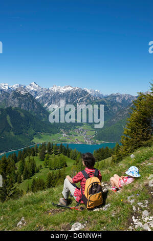 Escursionista e bambino guardando dal Durrakreuz punto di visualizzazione sul lago Achensee, Tirolo, Austria, Europa Foto Stock