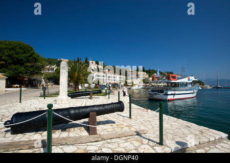 Porto di Kassiopi, Corfu, Isole Ionie, Grecia, Europa Foto Stock