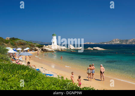 Spiaggia di Porto Faro con il faro di capo Capo d'Orso, Sardegna, Italia, Europa Foto Stock