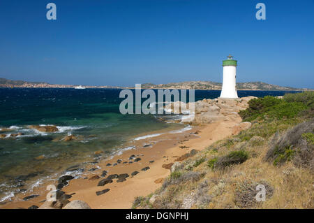 Spiaggia di Porto Faro con il faro di Capo d'Orso, Sardegna, Italia, Europa Foto Stock