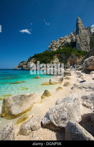 Spiaggia rocciosa, Cala Goloritze, Golfo di Orosei, il Parco Nazionale del Gennargentu e Golfo di Goloritze, Sardegna, Italia Foto Stock