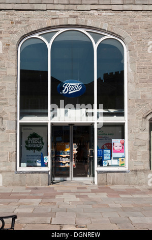 Stivali la farmacia in Piazza Bethel in Brecon centro città Powys Galles Foto Stock