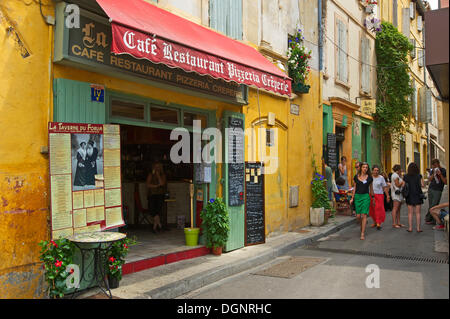 Vicolo del centro storico della città di Arles, Arles, Dipartimento Bouches-du-Rhône, regione Provence-Alpes-Côte d'Azur d'Azur Foto Stock