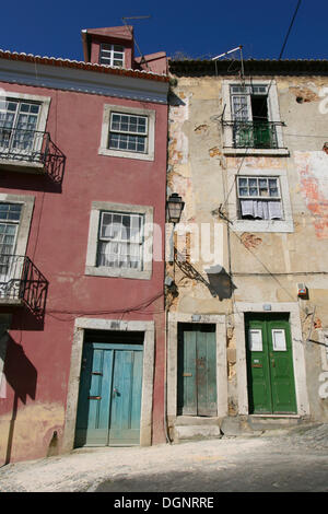 Storica casa fronti, Alfama old town, Lisbona, Portogallo, Europa Foto Stock