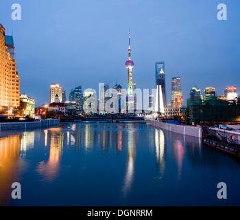 Skyline illuminato all'alba, Suzhou Creek, Pudong, Oriental Pearl Tower, Fiume Huangpu, Shanghai, Cina e Asia Foto Stock