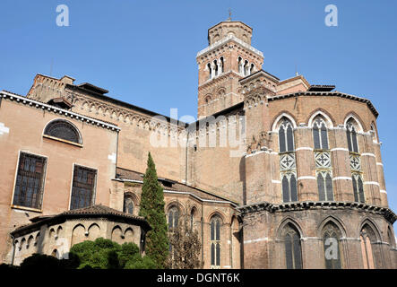 L'abside e la facciata ovest, Chiesa di Santa Maria Gloriosa dei Frari - Venezia, Venezia, Italia e Europa Foto Stock