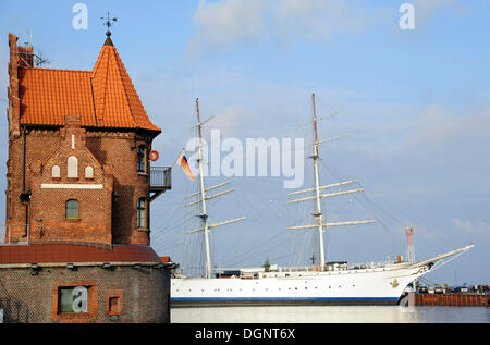 Autorità Portuale e la Gorch Fock, una tre-montante, barca nel porto di Stralsund, novembre 2010, Stralsund Foto Stock