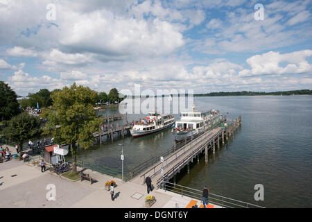 Pontile con un battello a vapore sul lago Chiemsee, Insel Herrenchiemsee, Prien am Chiemsee, Baviera, Germania Foto Stock