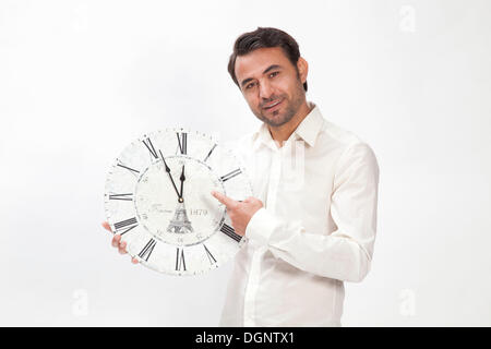 Uomo con un clock a undici cinquantacinque, quasi mezzogiorno Foto Stock