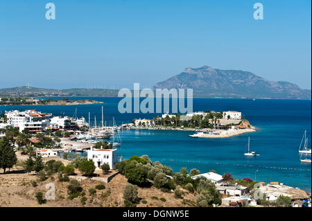 Vista della baia del porto di Datça, Datca, Datca Peninsula, Provincia di Mugla, Turchia egea, Turchia Foto Stock