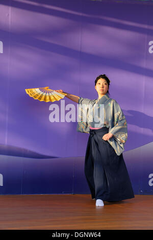 Le donne in una danza della ventola, Nihon Buyo, al Cherry Blossom Festival, Hanami a Kyoto, Giappone, Asia Foto Stock