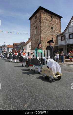 Schwalmer Taufzug Sfilata con costumi tarditional degli sposati e celibi donna e uomo con domenica tonaca e tricorne Foto Stock