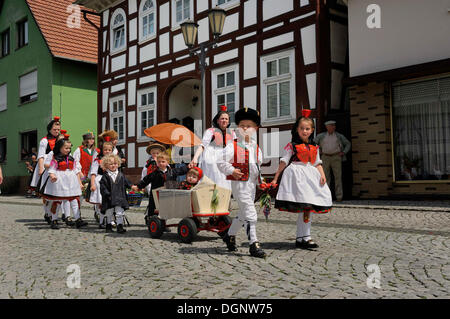 La processione dei bambini Schwalm indossano i loro costumi tradizionali, Salatkirmes, Insalata Fiera, Ziegenhain, Schwalmstadt Foto Stock