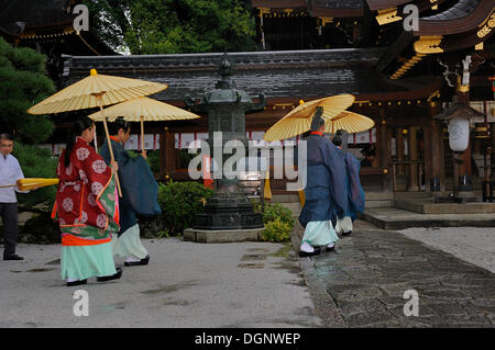 Tradizionale olio-ombrelli di carta utilizzata durante la pioggia nel Santuario Imamiya, Jidai-Matsuri Festa d'Autunno, Kyoto, Giappone, Asia Foto Stock