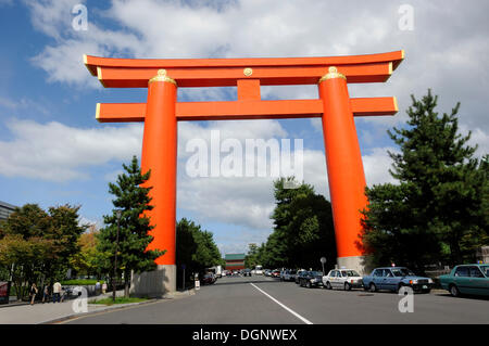 Torii presso il Santuario Heian a Kyoto, Giappone, Asia orientale, Asia Foto Stock